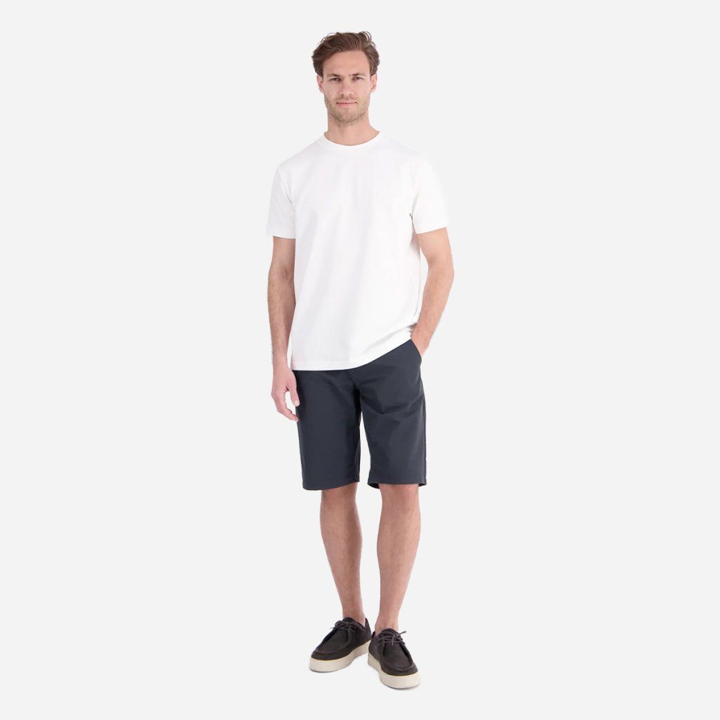 Styling tmavomodrých kraťasov LERROS Dawson s polokošeľou