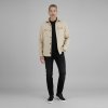 muz v bezovej overshirt