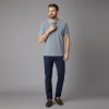 muž v smart casual outfite s modrymi chinos