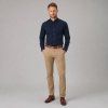 bezove chinos brook taverner s modrou koselou