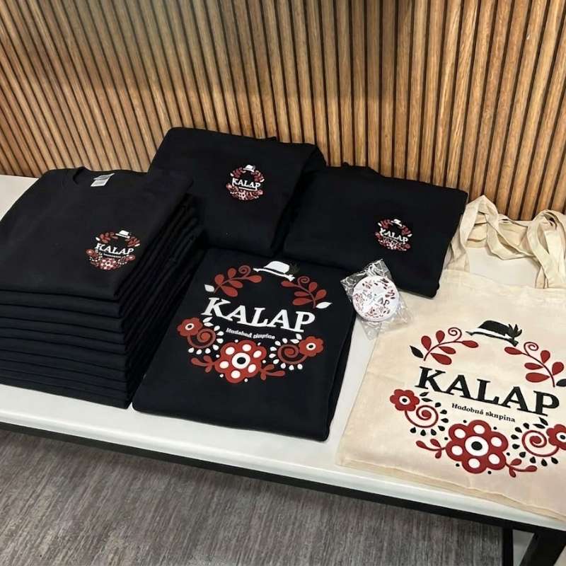 Detail DTF potlače na tričku a mikine