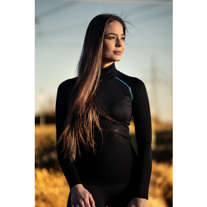Women's black MERINO turtleneck with long sleeves