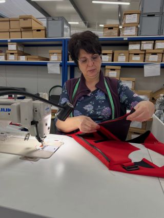 Za každým kouskem je příběh.✨ Seznamte se s Lilijou – šikovnou švadlenou, která s pečlivostí a láskou šije naše oblečení....