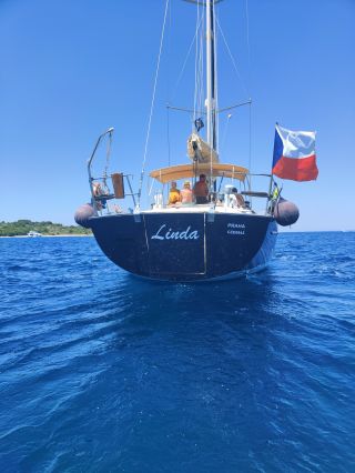 Zažijte svobodu, kterou zná jen moře. Právě na této jachtě může začít vaše vysněná dovolená – vítr ve vlasech, slunce nad...