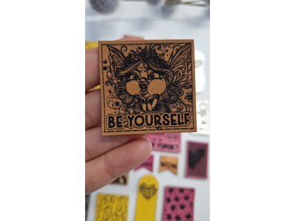Koženkový štítok Be yourself