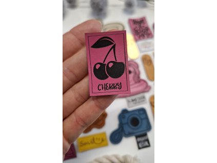 Koženkový štítok Cherry