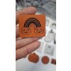 Koženkový štítok Halloween dúha s tekvicami