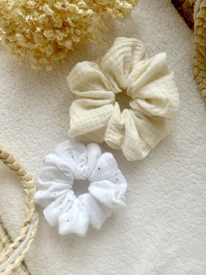 Scrunchies gumičky 2 ks - mušelín krémový a bílý se zlatými tečkami  Ručně šité scrunchie gumičky | Jemné a šetrné k vlasům | Stoklino