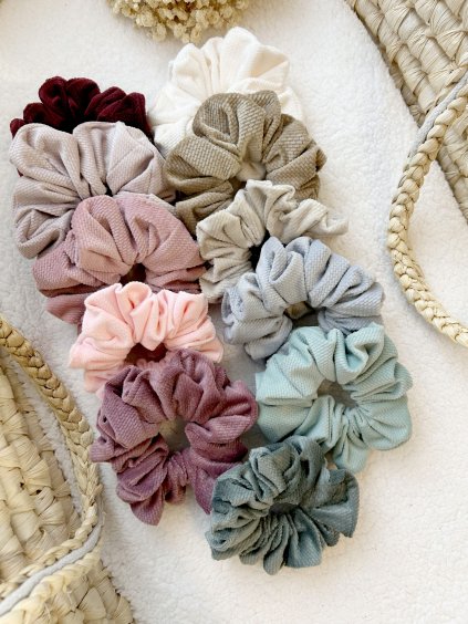 Scrunchie gumička sametová 1 ks  Ručně šité látkové scrunchie gumičky | Jemné a šetrné k vlasům | Stoklino