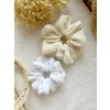 Scrunchies gumičky 2 ks - mušelín krémový a bílý se zlatými tečkami  Ručně šité scrunchie gumičky | Jemné a šetrné k vlasům | Stoklino