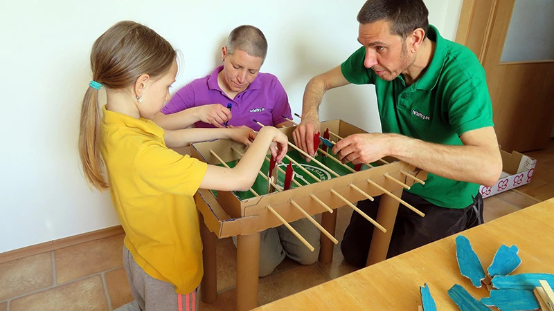Ako si vyrobiť stolný futbal z papiera?