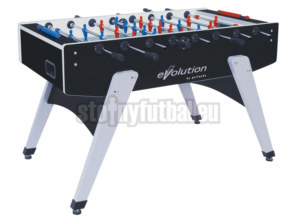Stolný futbal U stolného futbalu Garlando G-2000-long Evolution sa snúbi elegancia čierneho laminátu Evolution so striebornými okrajmi použitých MDF dosiek.  Použité heavy duty MDF dosky majú silu 25 mm.  Stolný futbal je osadený normovanými hráči RETA s guľatou "kopačkou" pre profesionálne manipuláciu s loptou.  Štandardné "krčmové" sfarbenie hráčov červení proti modrým. Tyče s hráčmi sú usadené v nylonových priechodkách s ložiskami.  Hracia plocha pod hráčmi je osadená tvrdeným, antireflexným sklom pre dosiahnutie maximálnej roviny hracej plochy.  Profesionálne hrateľnosť je zaistená najlepšími technickými vlastnosťami. Tieto podčiarkujú nivelačné nohy stolného futbalu, vďaka ktorým perfektne vyrovnáte hraciu plochu futbalu pre dokonalú hru.  Samozrejmosťou sú ergonomické rukoväte RETA Italy.  Pribalené je 10 bielych štandardných loptičiek.  Vhodné pre rodiny a komunity, s cieľom zabezpečiť vysokú úroveň ochrany pre deti. Z tohto dôvodu futbalček spĺňa požiadavky európskej normy EN 71-1, 2, 3, 9 o bezpečnosti hračiek.