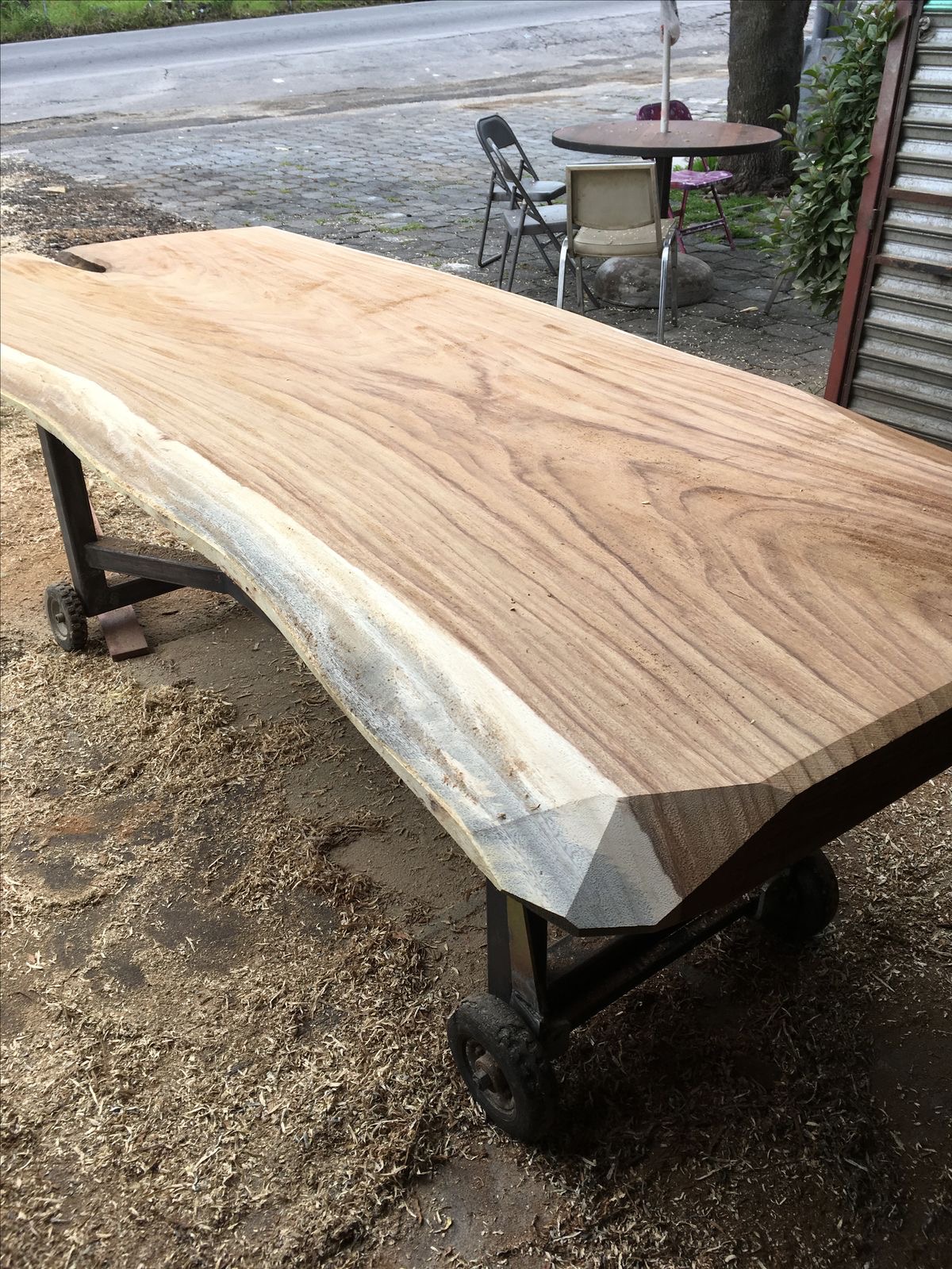 Detail hrany masivní desky