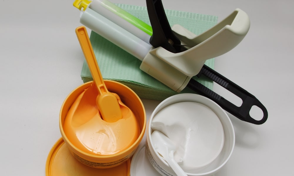 Presný odtlačok ako základ úspechu v protetickej stomatológii - ako na výber odtlačkového materiálu, prípravu na odtlačok a techniku odtláčania?