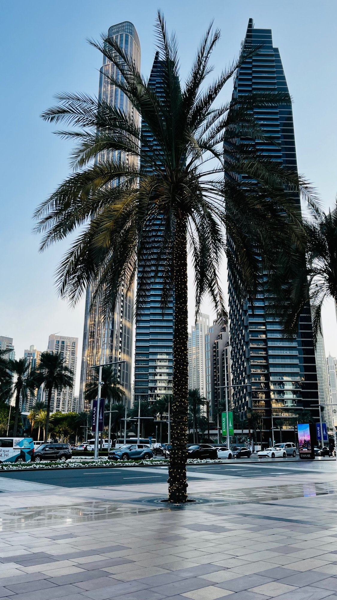 Mrakodrapy, púšť a luxusný kameň