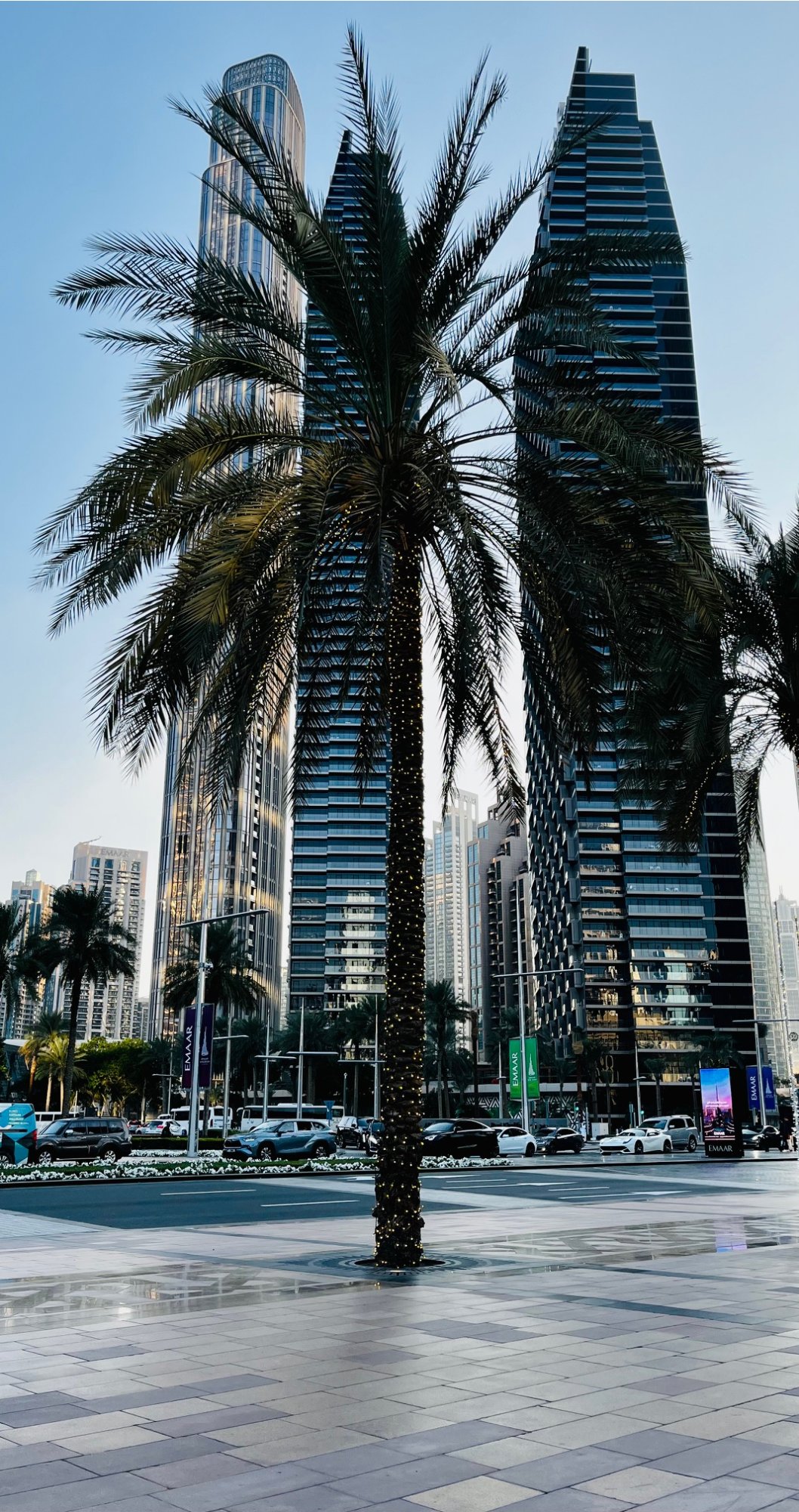 Wolkenkratzer, Wüste und luxuriöser Stein