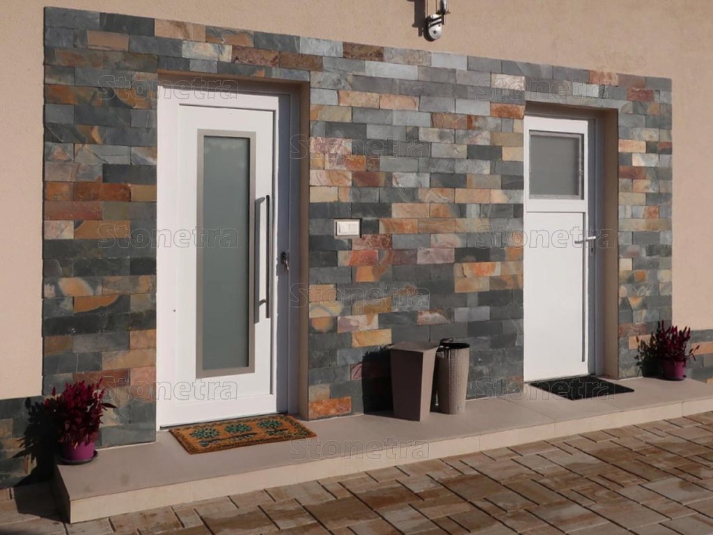 Stone wall cladding Slate Jack Multicolor around entrance door combining warm red, grey and gold slate tones.