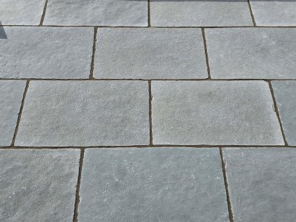Paving slabs Limestone Azuro for patios, close-up of the 60×40 pattern on an outdoor terrace.
