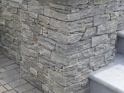 Corner cladding of exterior wall with natural stone Quartzite Reus solid panel