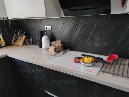 Stone veneer Slate Ocean Black used as modern kitchen backsplash, featuring deep black natural slate texture with subtle sheen.
