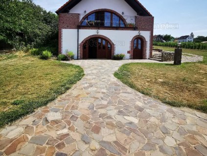Courtyard walkway paved with rusty irregular natural stone — Andesite Rusty 15–40 cm, 3–5 cm thickness for paths and patios.
