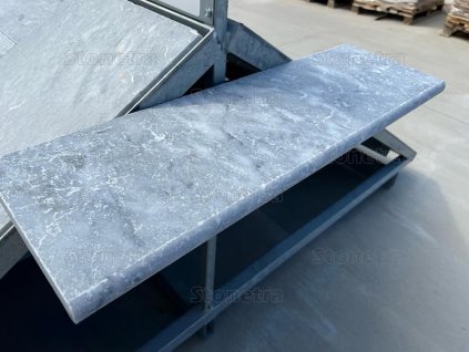 Universal capping slab in light grey natural stone — Marble Dolphin, tumbled 80×25×3 cm for walls, benches or steps.