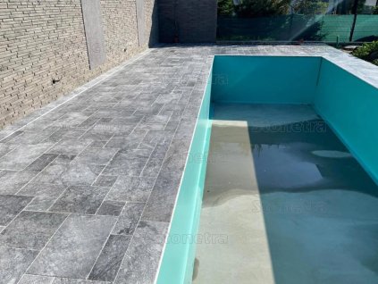 Pool edge finished with grey marble coping — Marble Lagune, tumbled 80×25×3 cm non-slip natural stone.