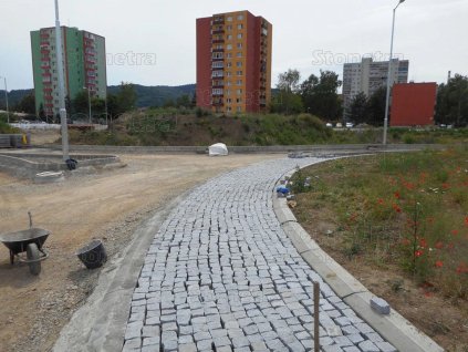 Street curve under construction with Granite Grey cobblestones 15–17 cm — robust setts for traffic areas.