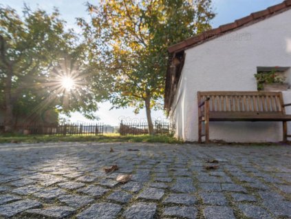 Courtyard paved with small-format Granite Grey cobblestones 4–6 cm — durable natural-stone surface.