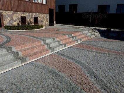 Decorative plaza and steps laid with Granite Red cobblestones 10×10×5 cm — contrasting patterns in natural stone.