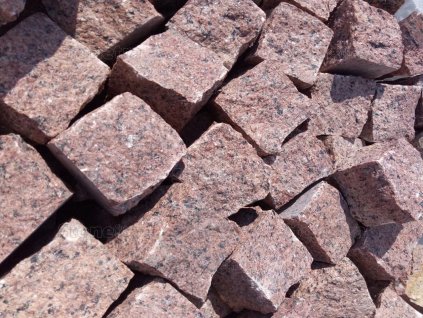 Medium-format Granite Red cobblestones 8–11 cm — robust natural-stone blocks for heavy-duty paving.