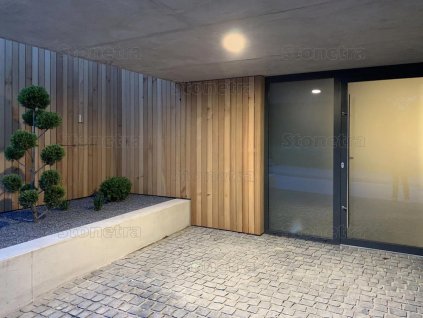 Modern house entrance paved with black basalt cobblestones 8–10 cm — durable natural-stone paving with light jointing.