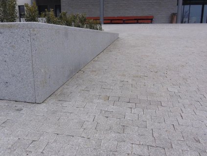 Light grey granite cobbles 6×6×4 cm laid in bands — sides sawn, split top and bottom for traditional texture.