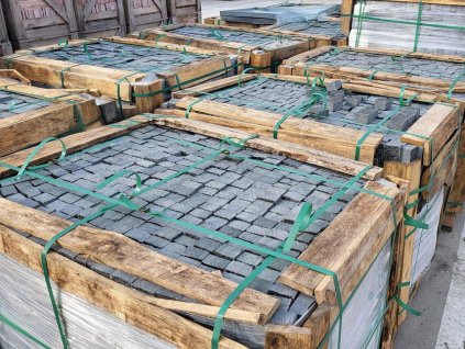 Pallet crates with Granite Black cobbles 10×10×6 cm — sawn sides and split top/bottom for traditional look.