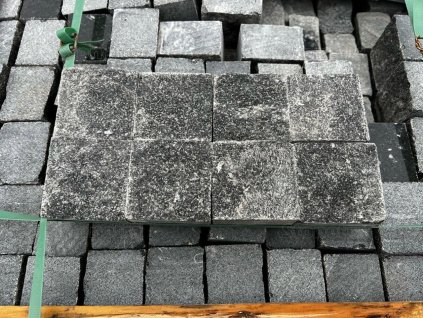 Pallet of Granite Black cobblestones 8×8×8 cm — four sides sawn, split top & bottom for grippy, rustic texture.