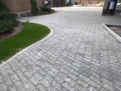 Curved walkway with Grigio Black granite pavers 20×10×3 cm — sawn edges, flamed slip-resistant finish.