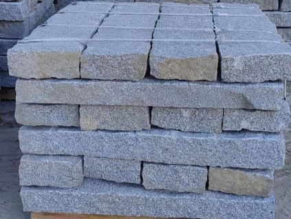 Heavy split Granite Grey curb 70×20×10 cm — robust natural-stone boundary for streets, parking areas and ramps.