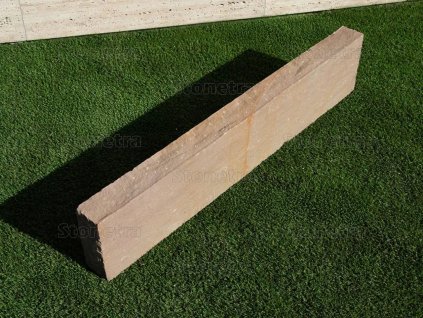 Slender natural stone edging in camel sandstone with split texture — Curbstone Sandstone Camel, split.