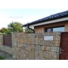 Gabion fence pillars filled with irregular natural sandstone — Sandstone 15–50 cm, 1–3 cm thickness for decorative infill and cladding.