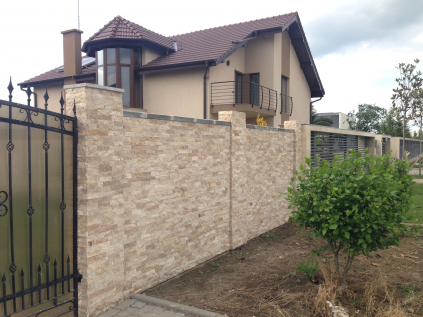 Obklad na plot Travertin Rustic 15 × 5 × 1,5–2 cm.