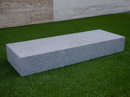Žulový masivní schod s pískovaným povrchem v rozměru 100x35x15 cm v typicky šedé žulové barvě s texturou pepř a sůl