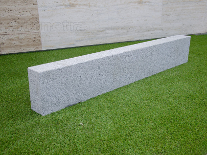 Dlouhý žulový obrubník řezaný na rozměr 150x25x12 cm v typicky šedé žulové barvě s texturou koření a sůl