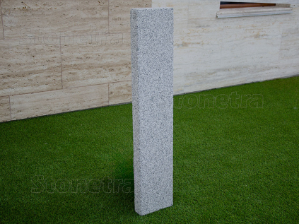 Žulová šedá palisáda řezaná na rozměr 100x20x6 cm s pískovaným povrchem