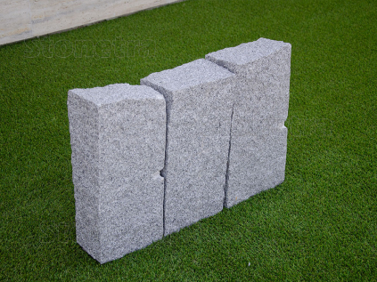 Palisáda ze štípané žuly na přibližný rozměr 40x20x10 cm v typicky šedé žulové barvě s jemnou texturou pepř a sůl.