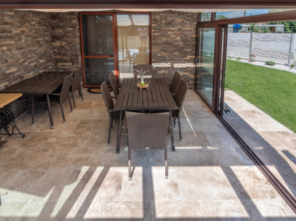 Venkovní dlažba z travertinu na terase při rodinném domě, typ Noche - omílaný