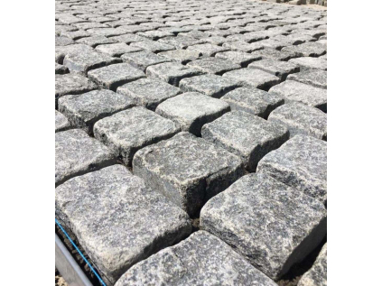 omielaná čierna žula