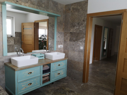 Koupelna obložená elegantním travertinem stříbrné barvy 60 x 30 cm.