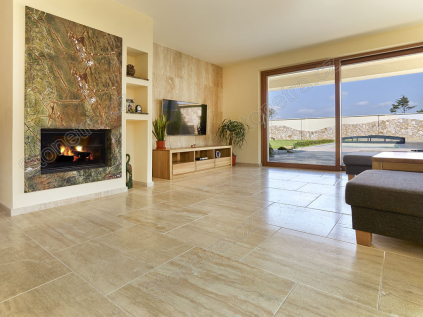 Prosvětlený obývací pokoj s podlahou z béžového travertinu Classic VEIN CUT - řezaného po žíle, matný, plněný, 60cm x 60cm.