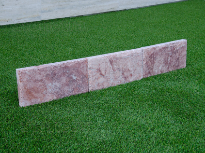 Travertinový červený obrubník řezaný na rozměr 30x15x3 cm se sekanými hranami je ideálním a účelným doplňkem pro Vaši vnější dlažbu nebo chodník zejména v provedení travertin red.