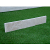 Travertínový obrubník Classic řezaný na rozměr 30x15x3 cm se sekanými hranami je ideálním doplňkem pro všechny vnější dlažby, zejména v provedení travertin Classic